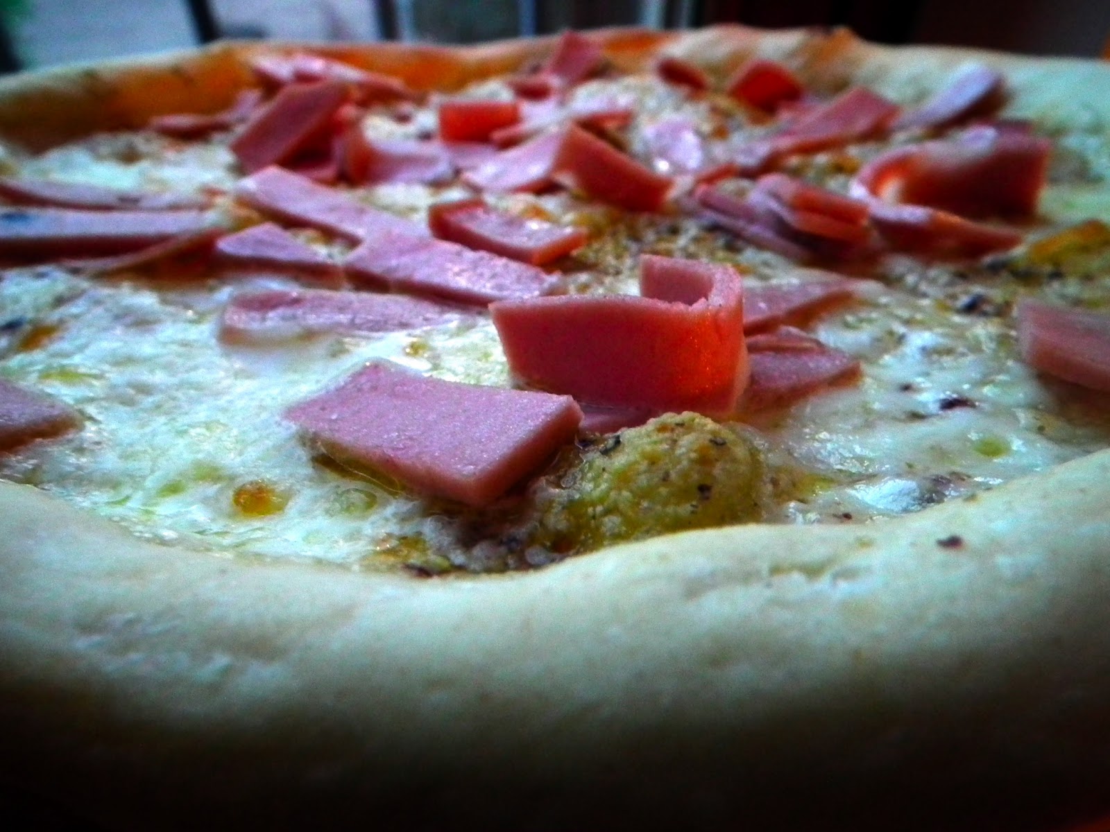 Golosissime Pizza profumata al limone con pesto al pistacchio e mortadella