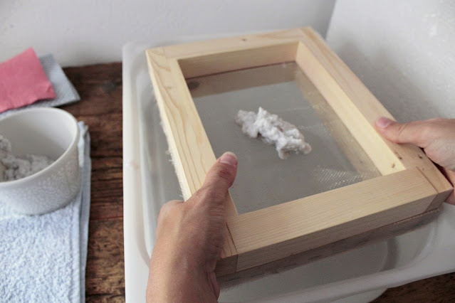 come-fare-fogli-carta-riciclata-processo-con-telaio come-fare-fogli-carta-riciclata-processo-con-telaio