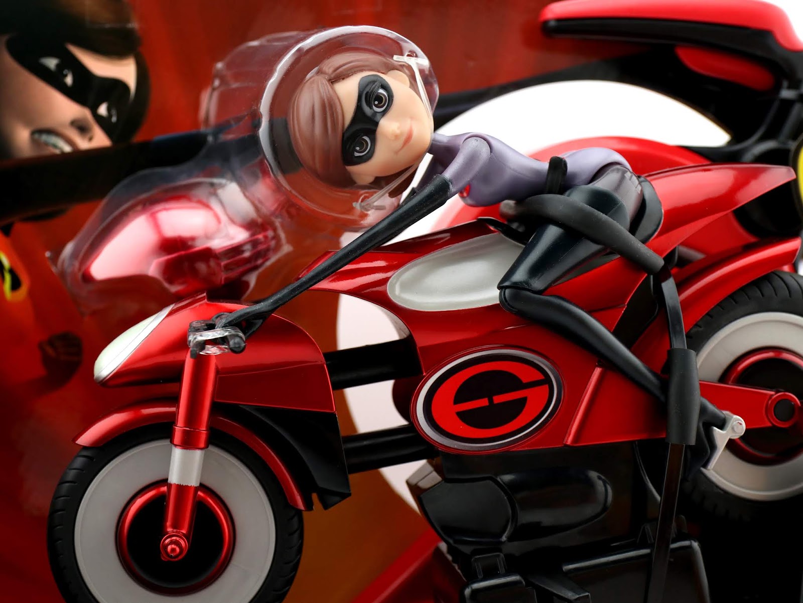 Dan the Pixar Fan Incredibles 2 Streching & Speeding Elasticycle Review