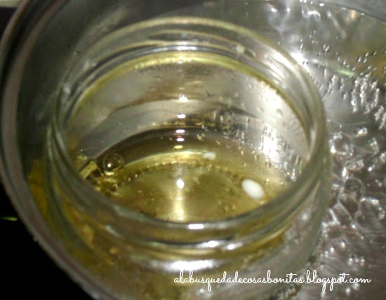 Velas hechas dentro de un limón