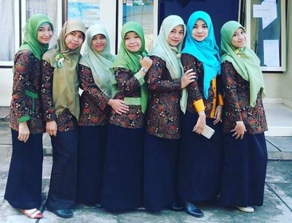 42 Model Baju Seragam Batik Guru Modis Elegan Modern 