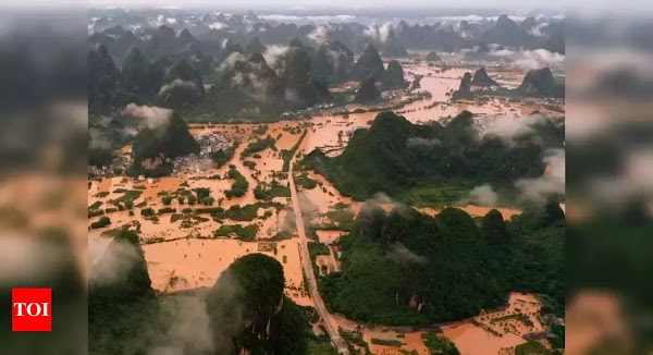 Badai dan Banjir Hantam China Selatan, Puluhan Tewas dan Ribuan Diungsikan