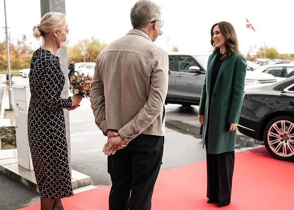 Crown Princess Mary wore round-neck sweater with pearl cuff from Zara. Autumn spring long trenchcoat wool, green single breasted formal coat