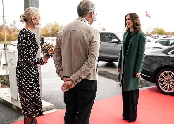 Crown Princess Mary wore round-neck sweater with pearl cuff from Zara. Autumn spring long trenchcoat wool, green single breasted formal coat