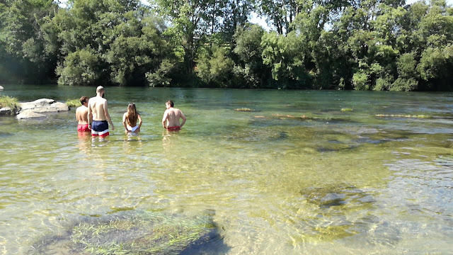 àguas cristalinas da Praia Fluvial de Navarra