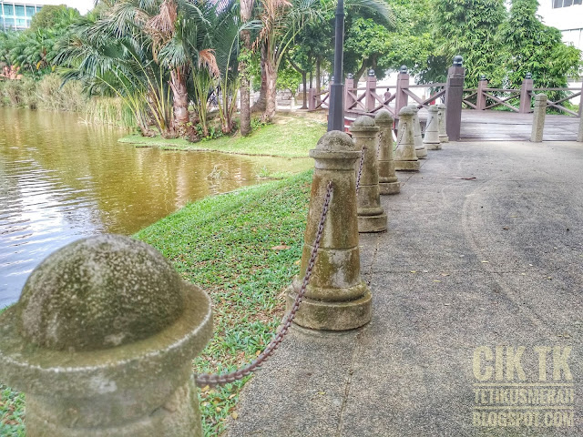 di tepi sebuah tasik