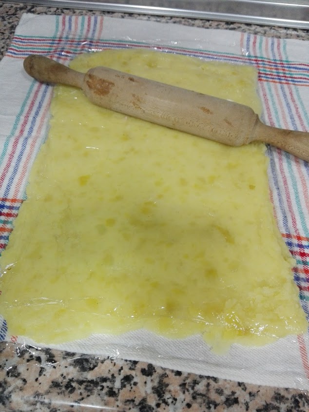 Estirando sobre film el puré de patata para hacer el rollo