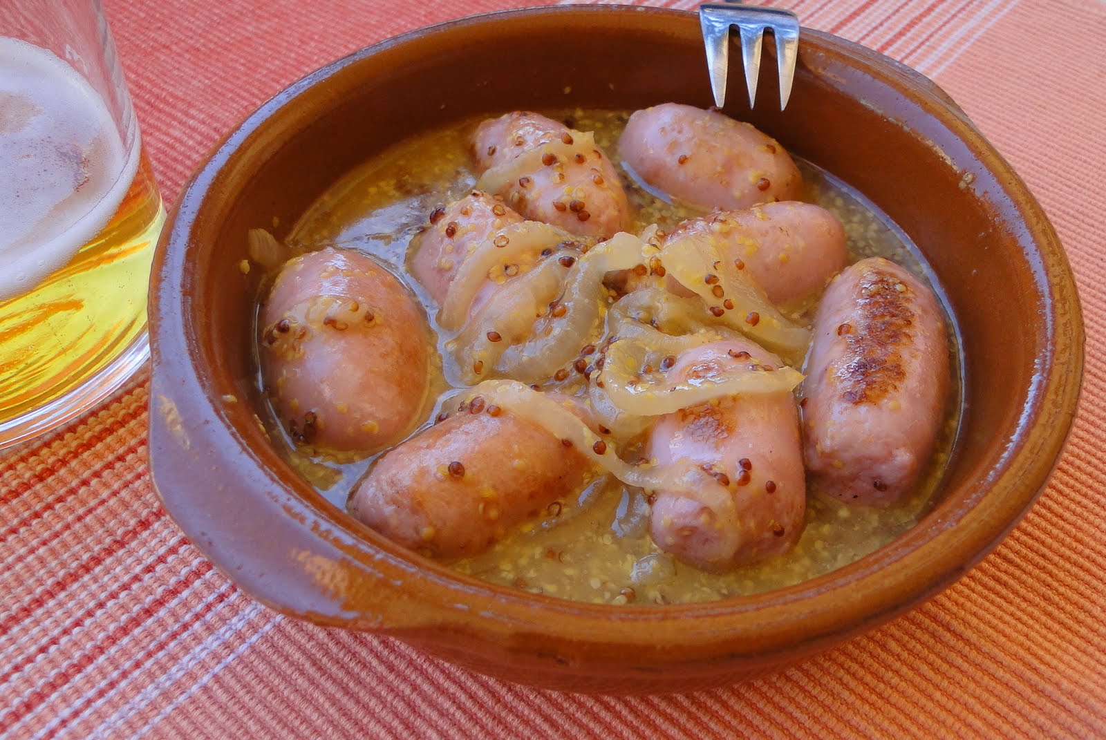 Cocinan 2 Salchichas de pollo con salsa de mostaza a la antigua