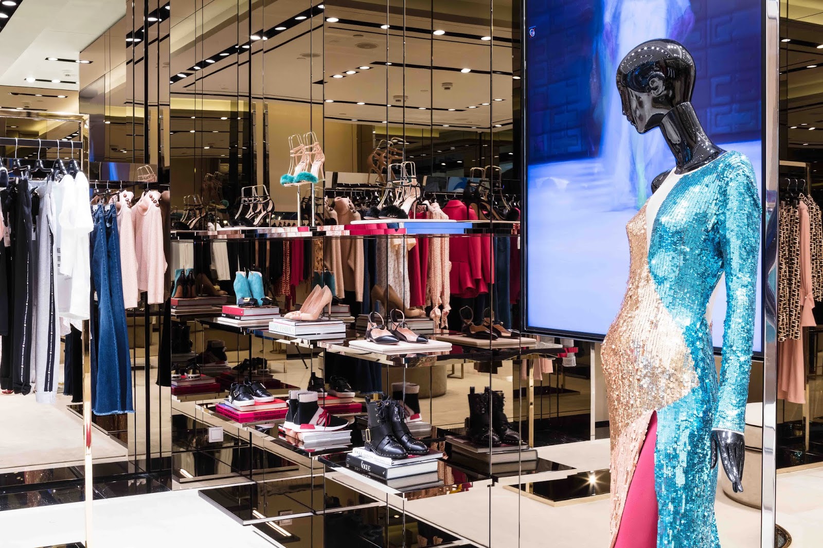 Аутлет магазин одежды. Saks 5 avenue. Фирменный магазин аутлет. Аутлет одежда. Интернет аутлет одежды.