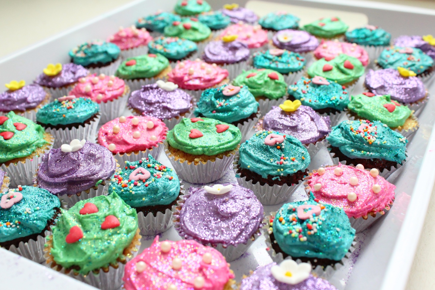 DOMESTIC GODDESSES Mini cup cakes for a truly inspired Domestic Goddess!