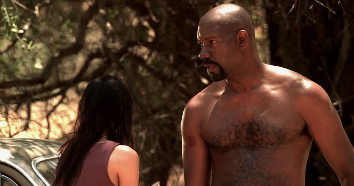 ausCAPS: Dennis Haysbert shirtless in The Unit 3-01 "Pandemonium: Part 1"