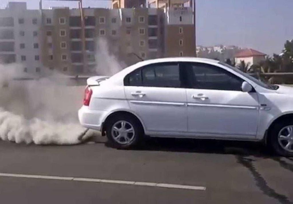 Nguyên nhân khiến xe ô tô bị ra khói trắng và cách xử lý