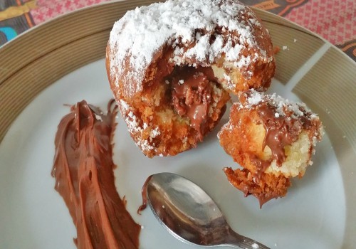 un bollo relleno de chocolate