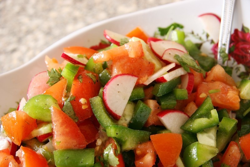 Салат из овощей с соевой заправкой. Помидоры с салатом Лакомка. Как правильно резать помидоры и огурцы в салат.