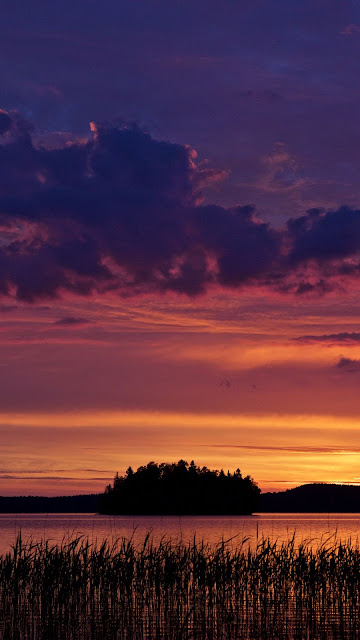 Free colorful Twilight Sky Over Lake wallpaper