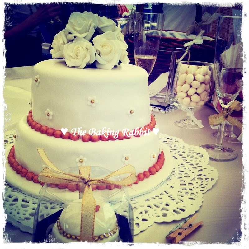 White and Gold Theme Wedding Cake