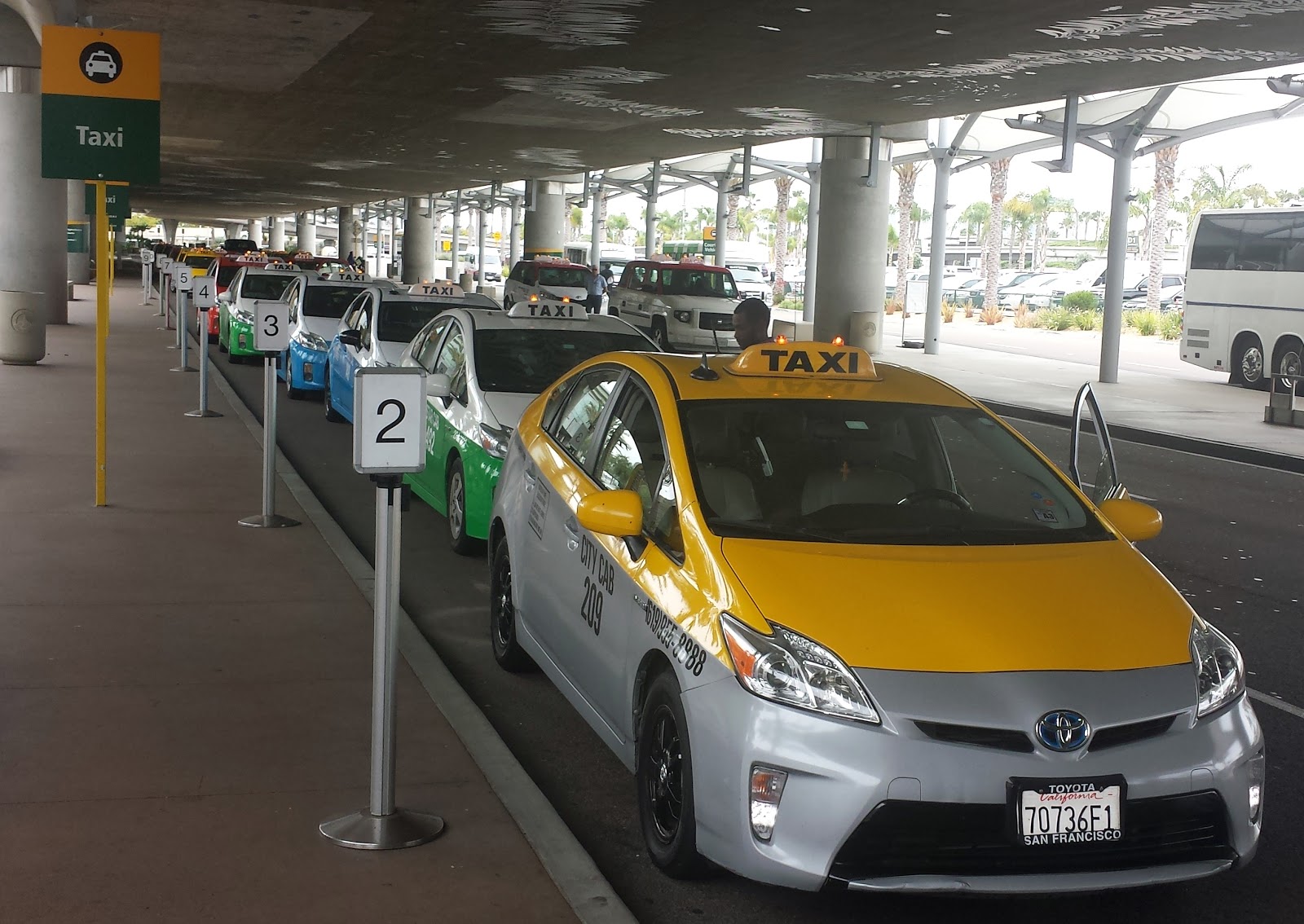 Сколько стоит такси аэропорт шереметьево. Такси аэропорт сааино. Самолет такси. Авто у аэропорта такси. Дубай аэропорт такси.