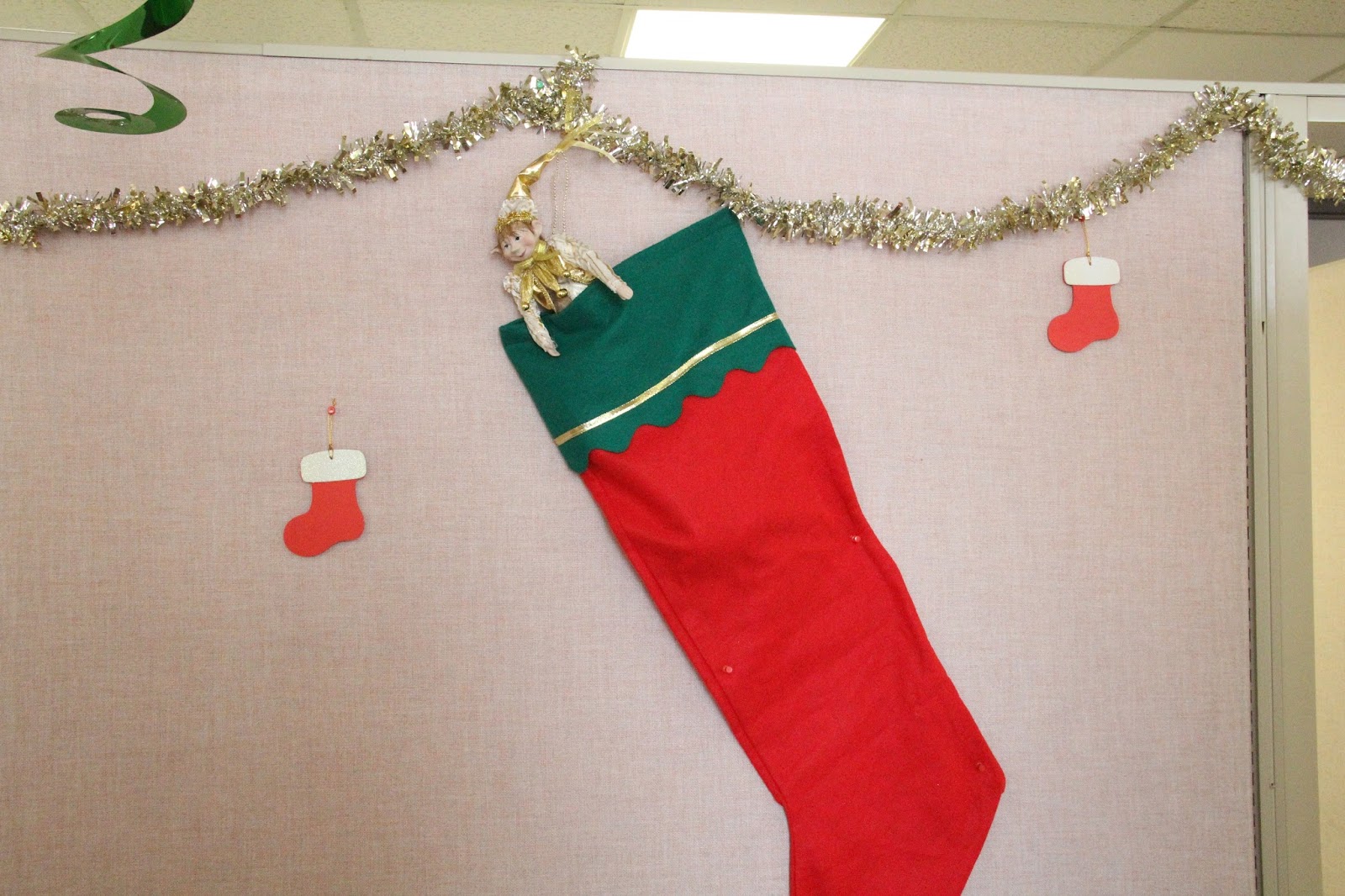 2017 - Un lutin au bureau: 5 décembre 2017 - Le lutin photographie les