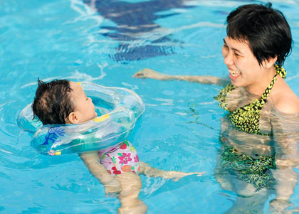 Bộ ảnh tự học mọi nơi mọi lúc của bé Mật Ong