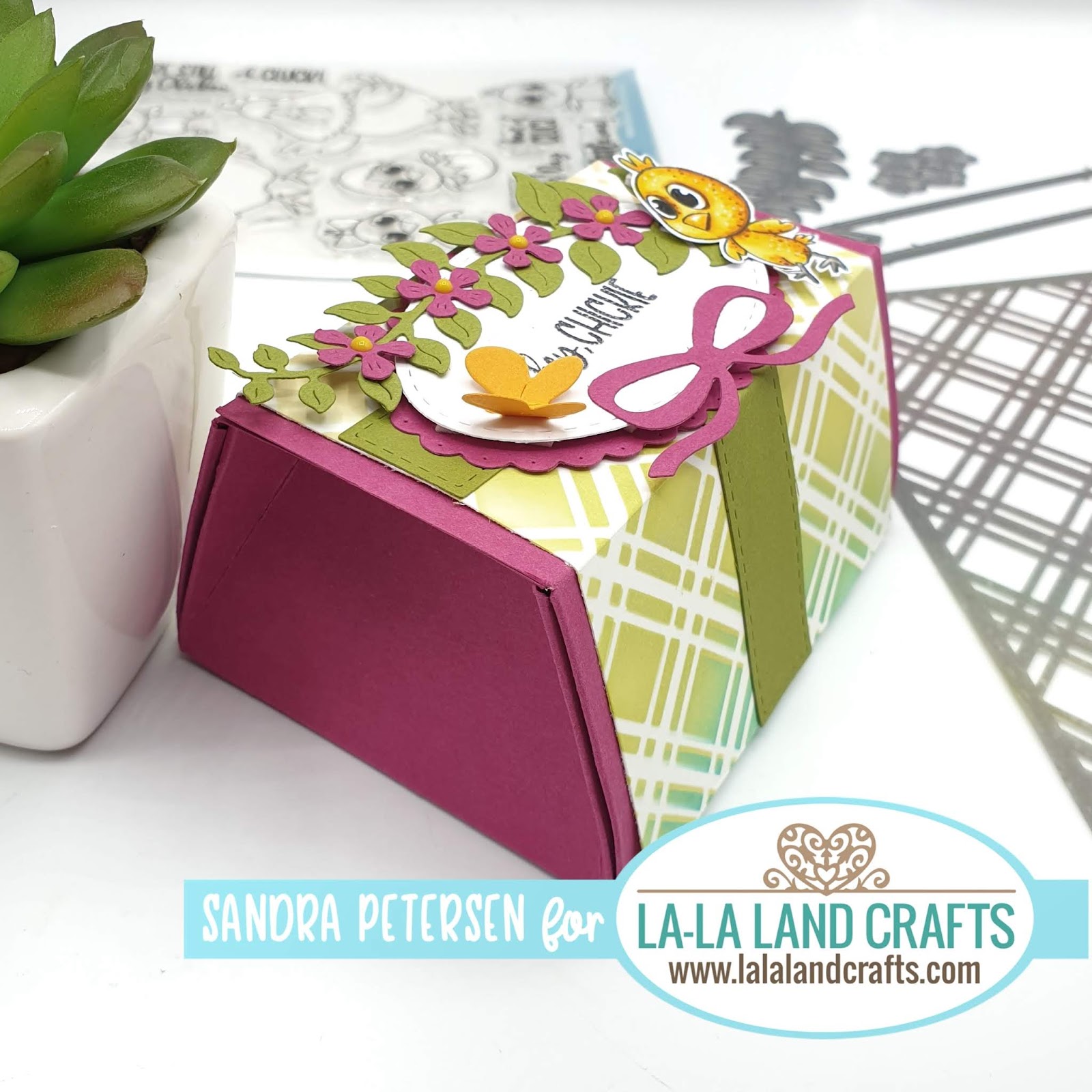 Addicted to Creativity: Tutorial Thursday - Super easy and fun trapeze box