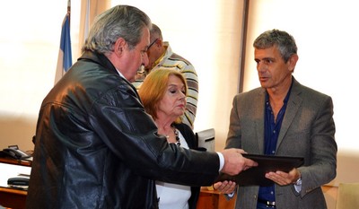 Fernandez_entrega_reconocimiento_a_rep.Fund.Chadileuvu_400.JPG