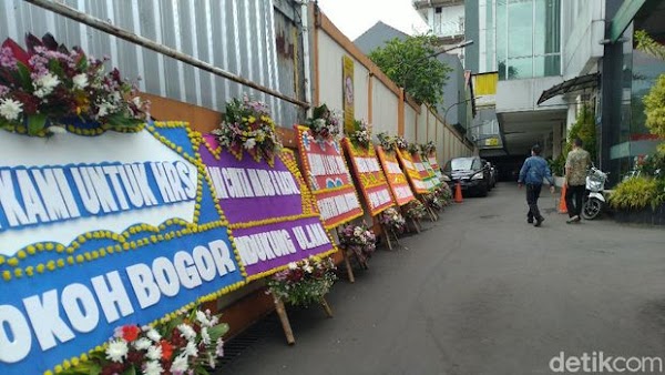 HRS Dirawat, Karangan Bunga 'Lekas Sembuh' Berjejer di RS UMMI Bogor
