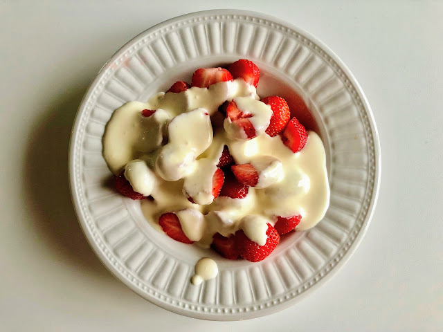 LCHF sukkerfri vanillecreme aka Karolines vaniljesauce, perfakt til jordbær