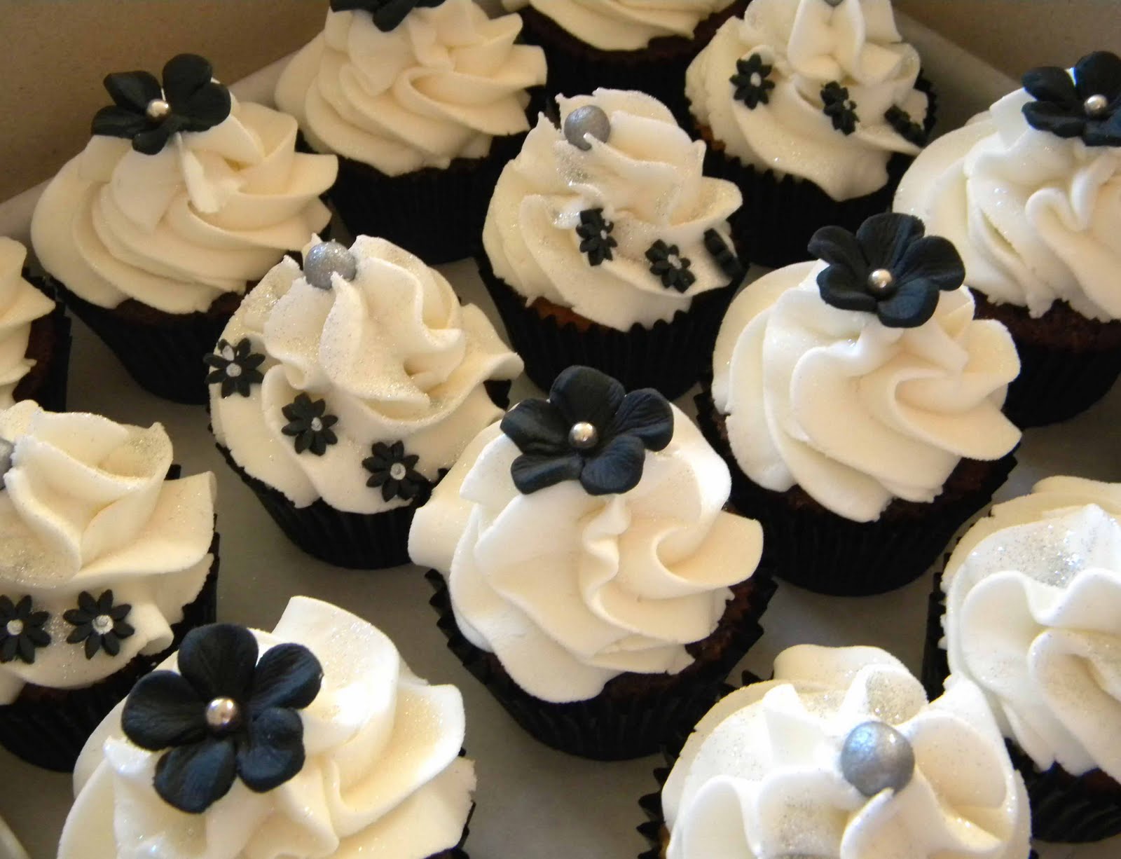 BITE ME CUPCAKES and WRAPPERS Black, red & white...