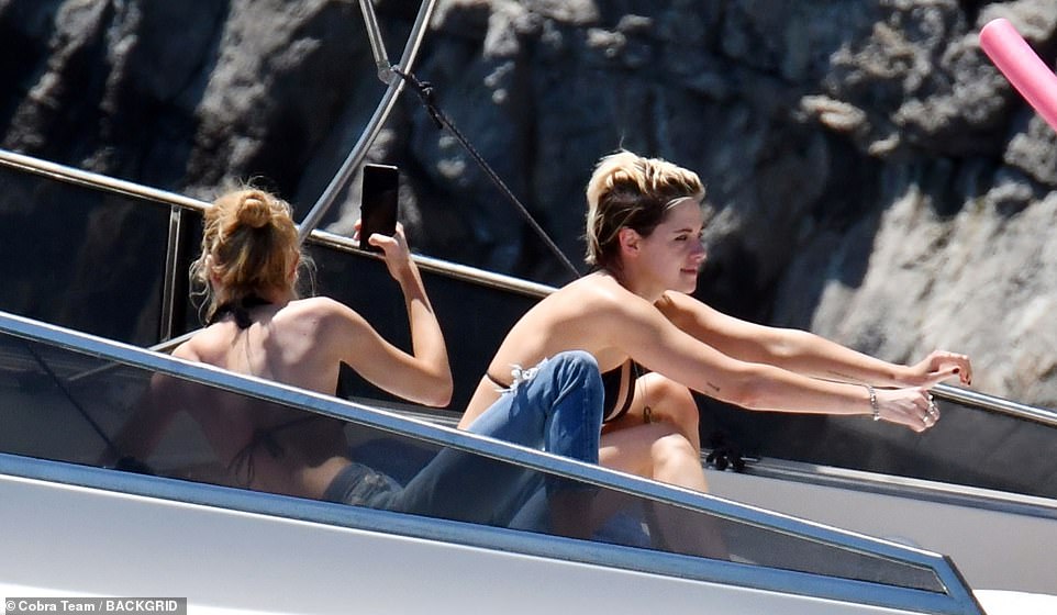 Stella maxwell kristen stewart nude