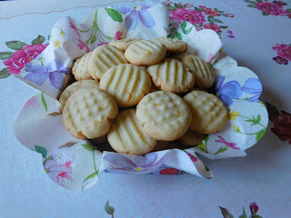 Biscuiti cu unt si lamaie