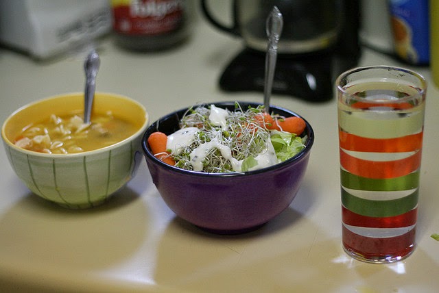 Sopa, vegetais e água