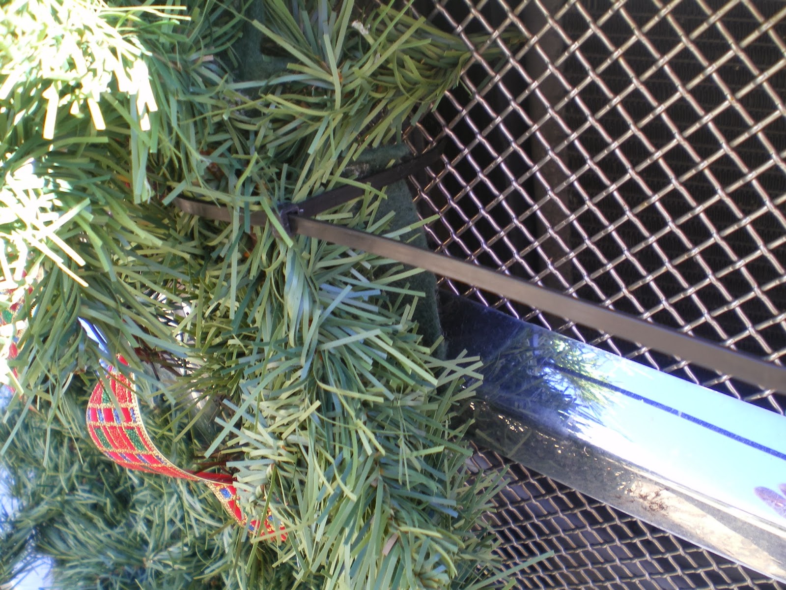 L7 QUILTS How to attach a wreath to your car.