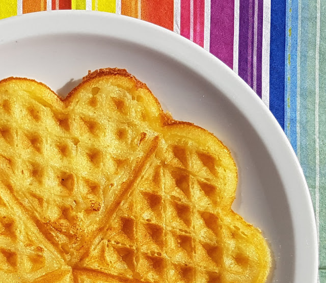 Schnelles Waffel-Rezept mit wenig Zucker. Mit wenigen Zutaten und einer einfachen Zubereitung ist der Teig für die Waffeln schnell gemacht.