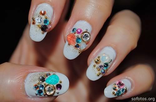 imagenes de uñas modernas . lindas decoraciones de uñas. decorados con esmalte de varios colores