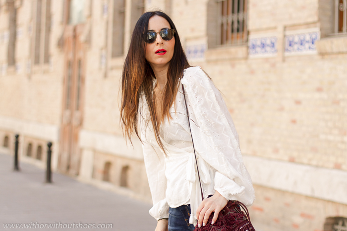 Los jeans de la temporada acampanados y tobilleros perfectos para lucir zapatos bonitos Ideas de outfits looks en Valencia que sean comodos y con estilo blogger influencer con vaqueros y blusa camisa blanca