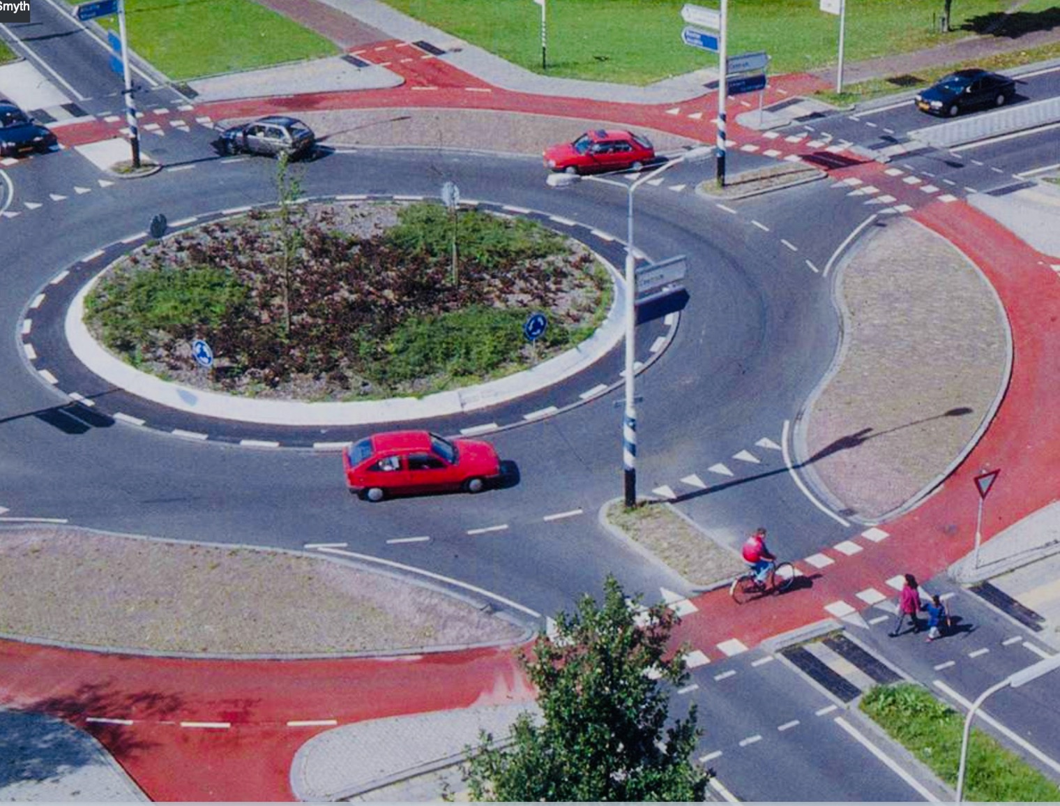 Слушать кольцевая. Мини-кольцевой перекресток Нидерланды. Roundabout кольцевой перекрёсток. Круговое движение. Озеленение кругового движения.