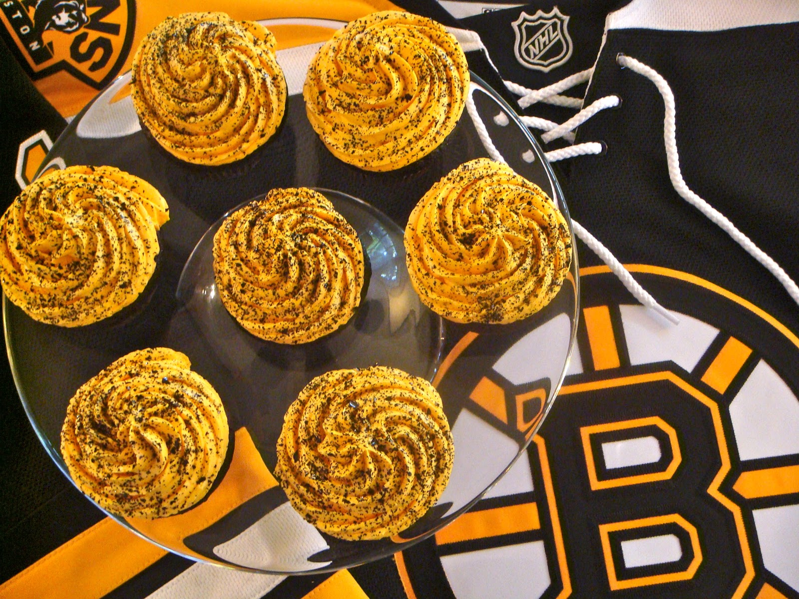 Delicious Dishings Boston Bruins Black And Gold Cupcakes