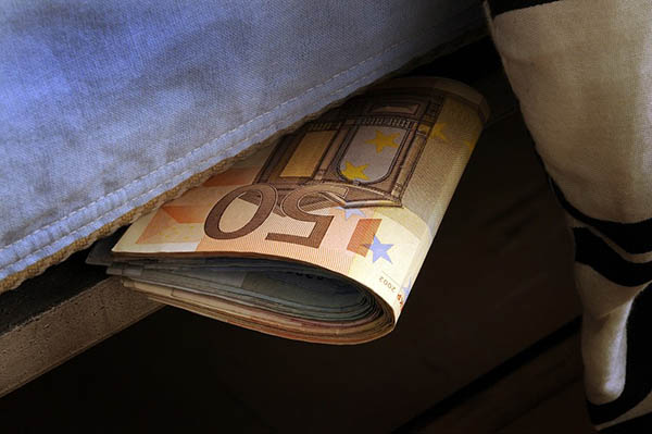 Los 10 peores lugares de una casa para esconder dinero en efectivo - La  Opinión