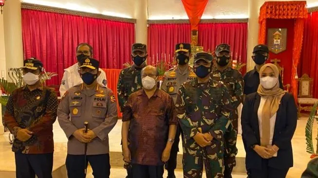 Panglima-TNI-dan-Kapolri-Foto-Bersama-di-Dalam-Gereja-Katedral-Makassar