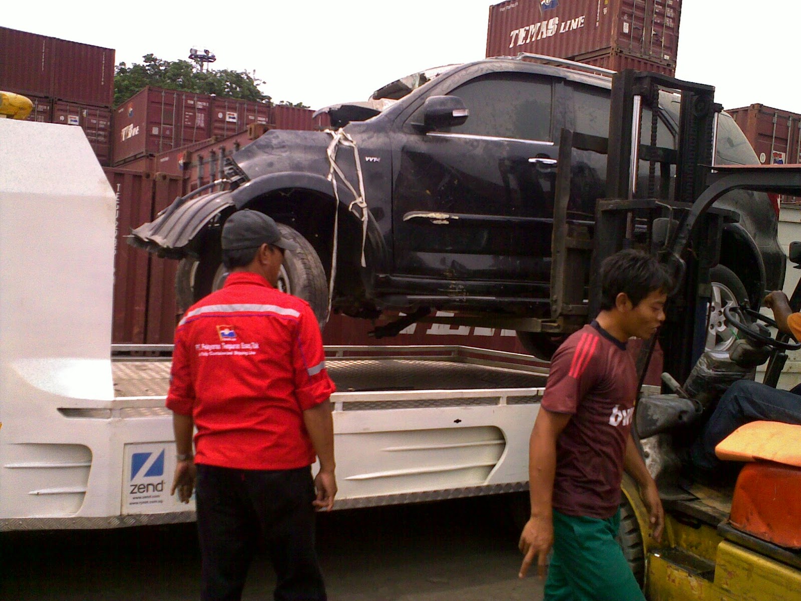 Proses Terios B Dari Ambon dinaikan ke towing di Priuk