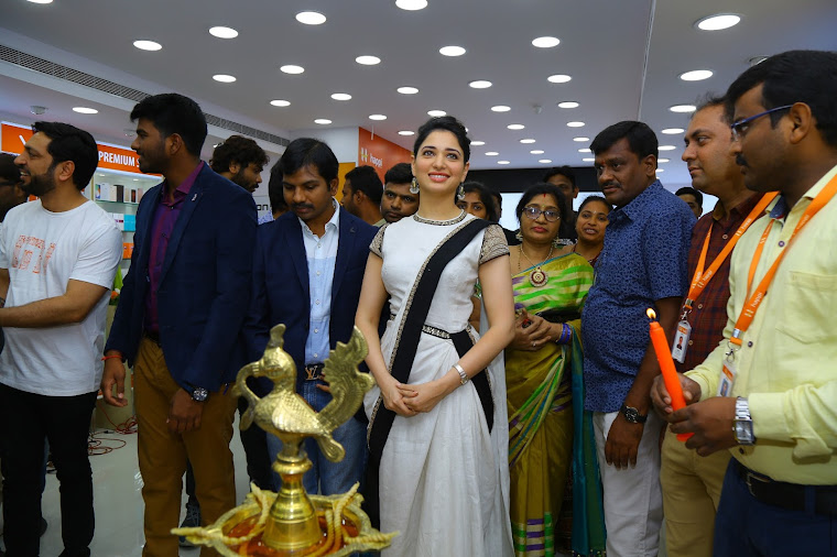 Tamannaah Bhatia launch Happi Mobiles store