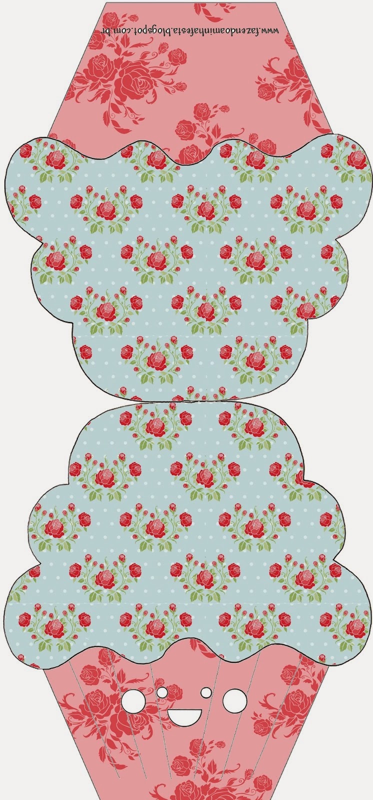 Rosas Rojas en Fondo Celeste: Invitaciones para Imprimir Gratis. Tarjeta con forma de cupcake de Shabby Chic de Rosas Rojas en Fondo Celeste