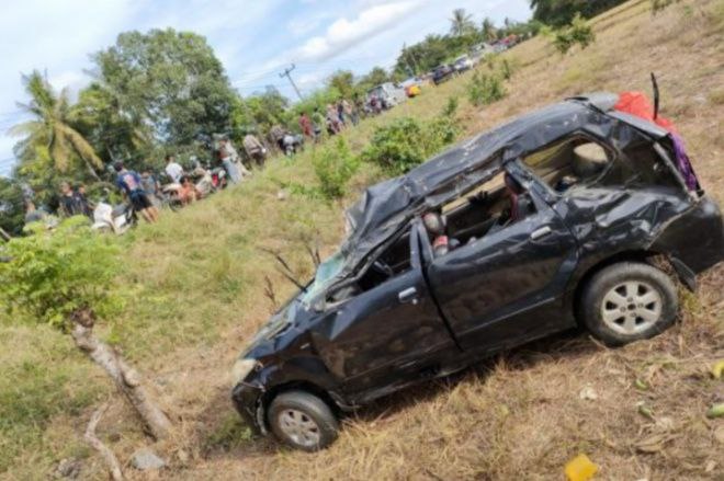 Terlibat Kecelakaan, Dua Mobil di Bone Terguling ke Sawah