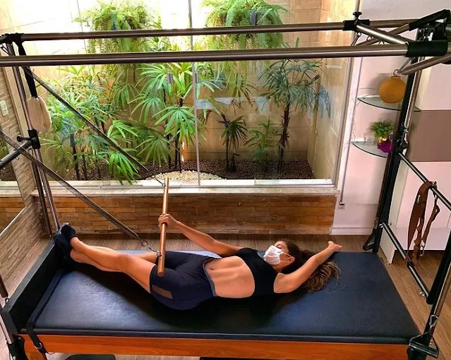 Isadora Cruz praticando pilates