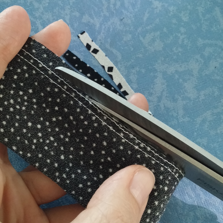 Binding technique How to sew a narrow French Bias Facing Passoa