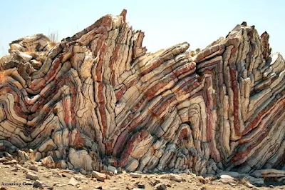 The folds of the rocks at position Apoplystra