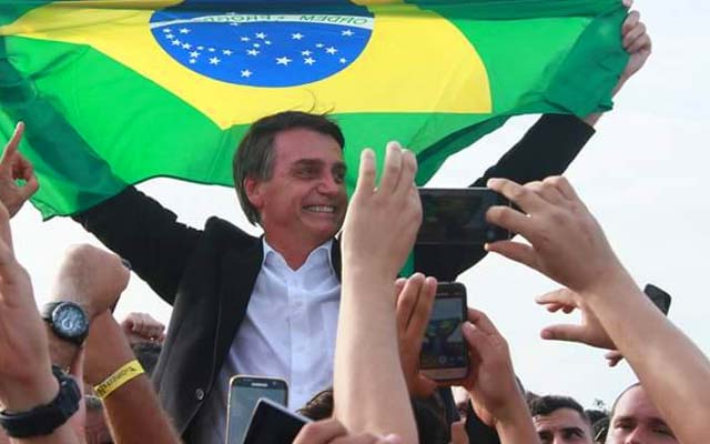 Bolsonaro lidera disputa para 2022 em todos os cenários, diz pesquisa