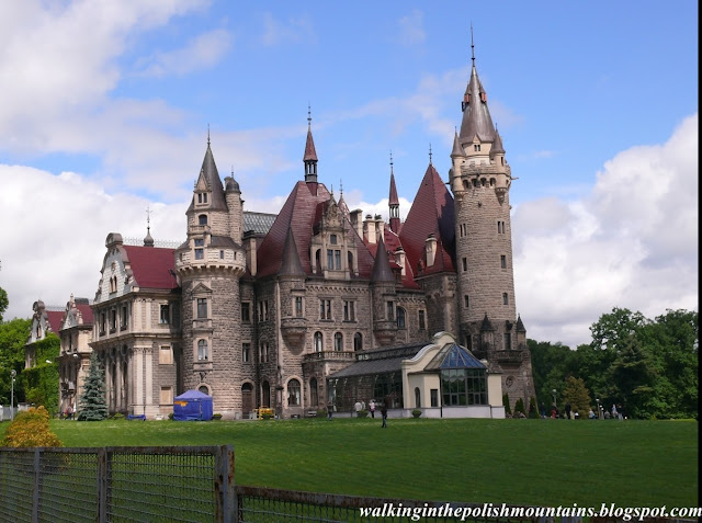 http://walkinginthepolishmountains.blogspot.com/2015/08/the-moszna-castle.html