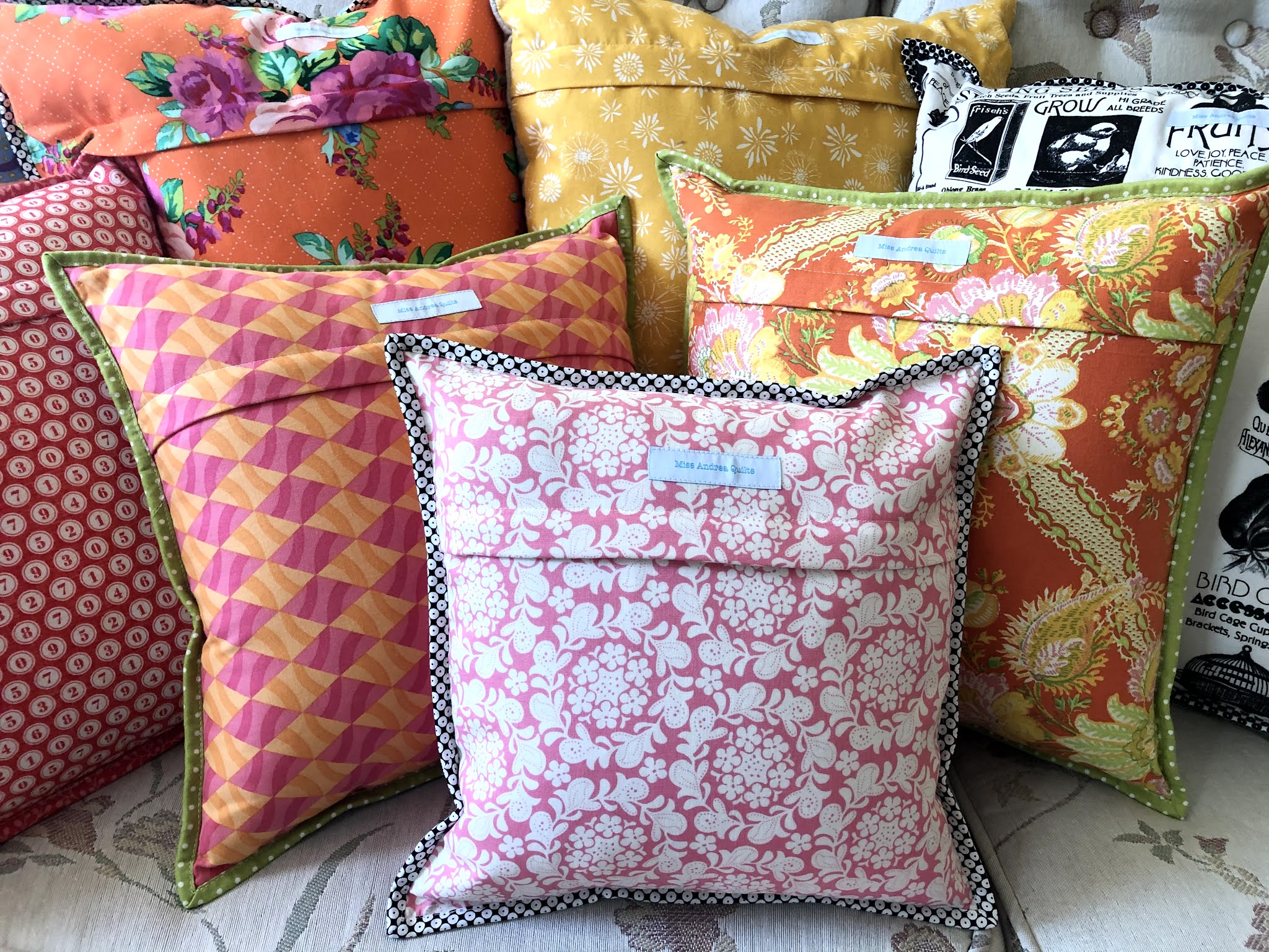 Miss Andrea Quilts: Tutorial: Pillow with Lapped Zipper Closure and Machine  Binding