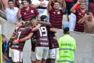 Flamengo goleia Corinthians e mantém vantagem na ponta do Brasileiro